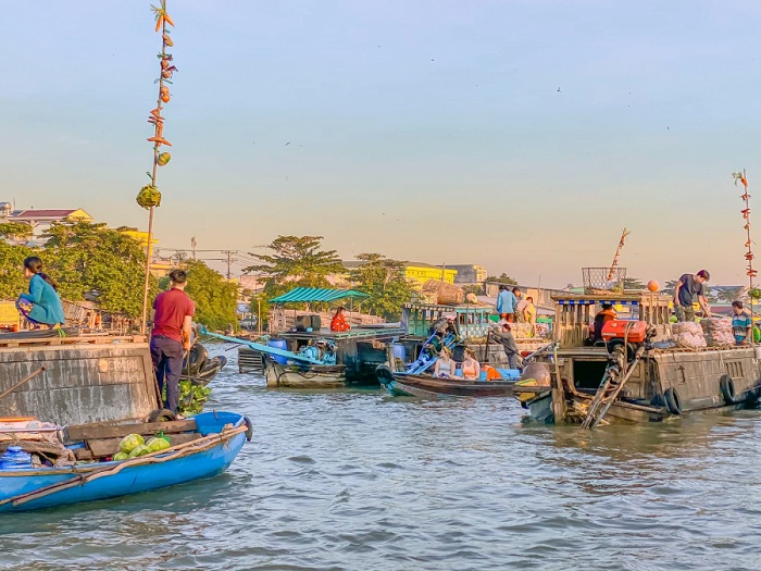 marché flottant Vietnam poteau